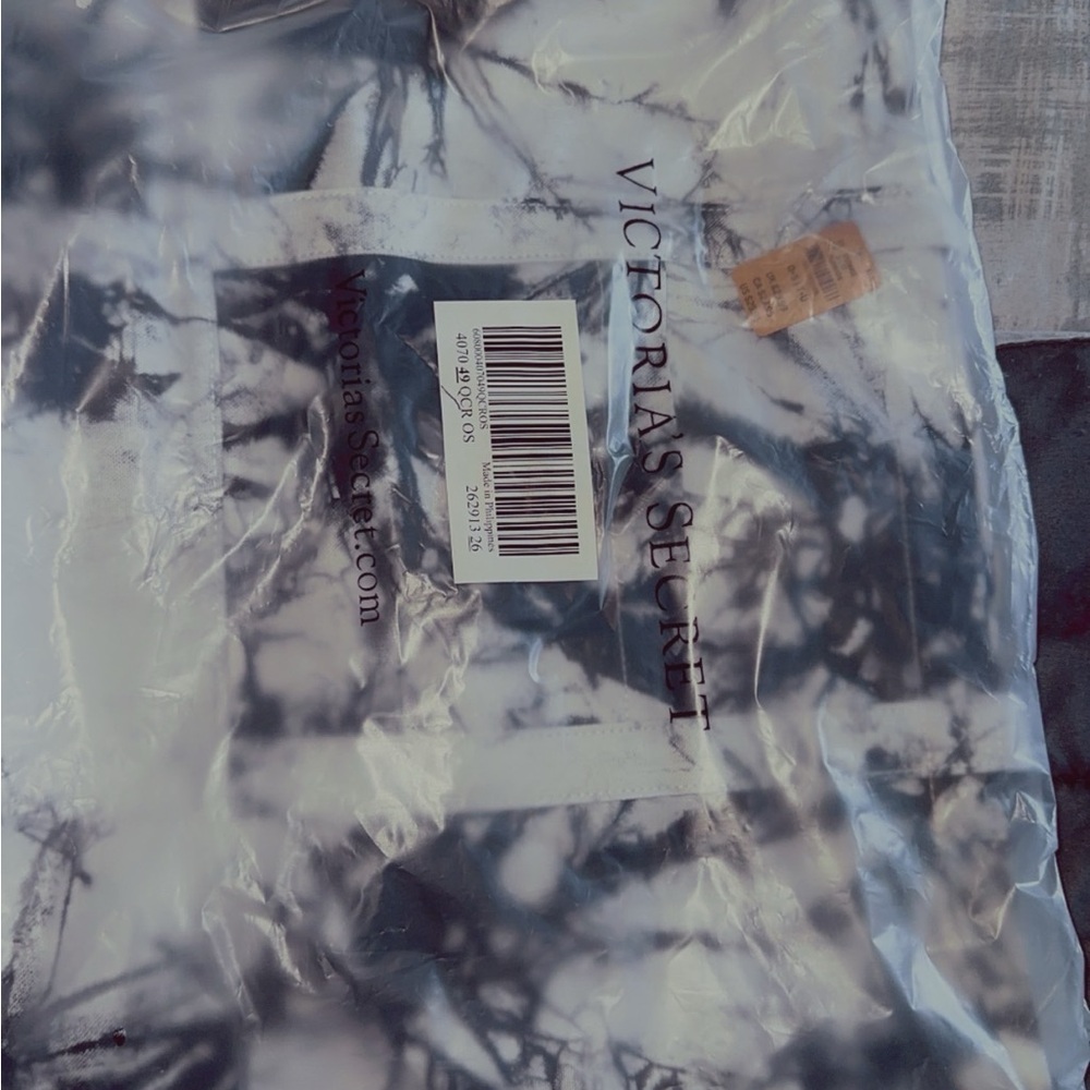 Victoria's Secret Monochrome Tie-Dye Top - Picture 2 of 3